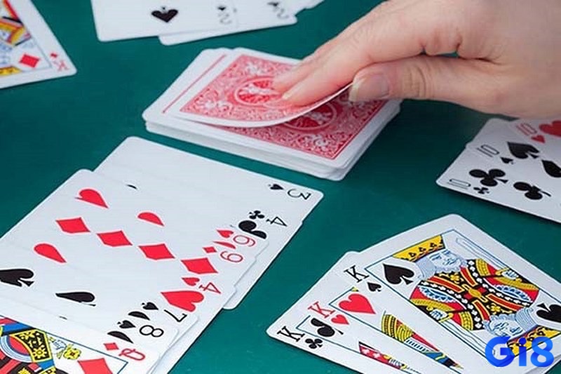 Dụng cụ cần thiết để chơi bài sâm: Bộ bài tây 52 lá, bàn chơi, vật dụng ghi điểm và tiền cược