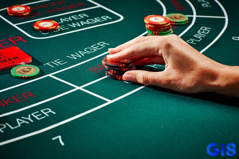 Bàn Baccarat với các chip cược được đặt trên ô Player, Banker, và Tie, thể hiện tỷ lệ trả thưởng.