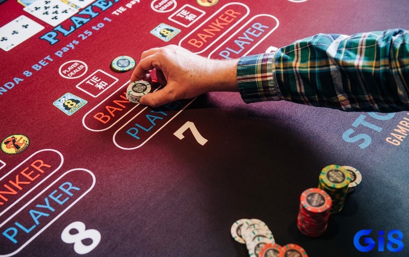 Một người chơi đặt chip cược vào ô Banker, với về lợi thế house edge thấp (1.06%).