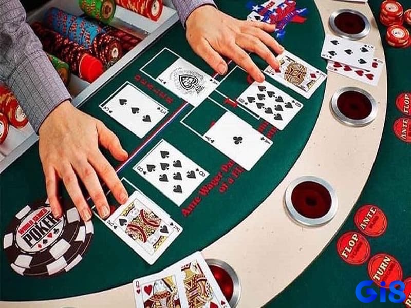 Khi phân biệt xì tố và poker thì ta thấy trong xì tố: 1 lá úp, 4 lá ngửa. Trong poker: 2 lá úp kết hợp với 5 lá bài chung.