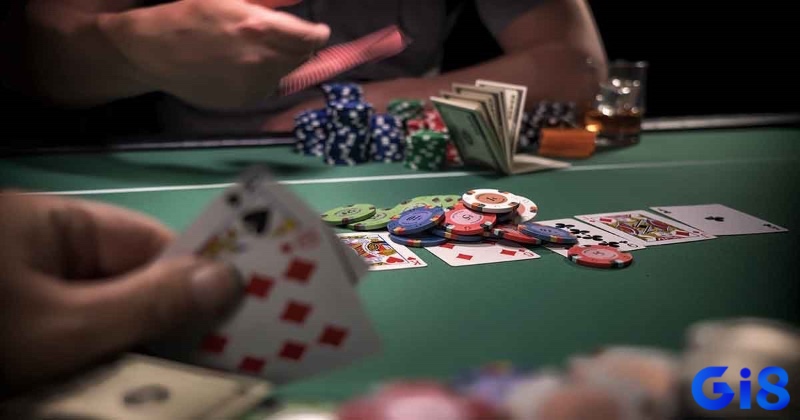 Bài chung trong poker tạo nên vô số biến số, khiến trò chơi khó đoán và đầy chiến lược.