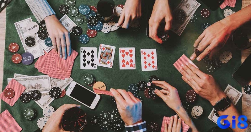 Khi phân biệt xì tố và poker thì ta thấy xì tố là nơi tâm lý chiến và bluff trực diện có thể xoay chuyển cục diện ván bài.