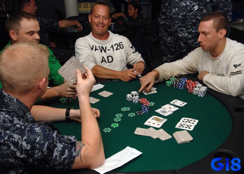 Khi phân biệt xì tố và poker thì ta thấy poker là trò chơi cân bằng giữa toán học, chiến lược dài hạn và bản lĩnh tâm lý.
