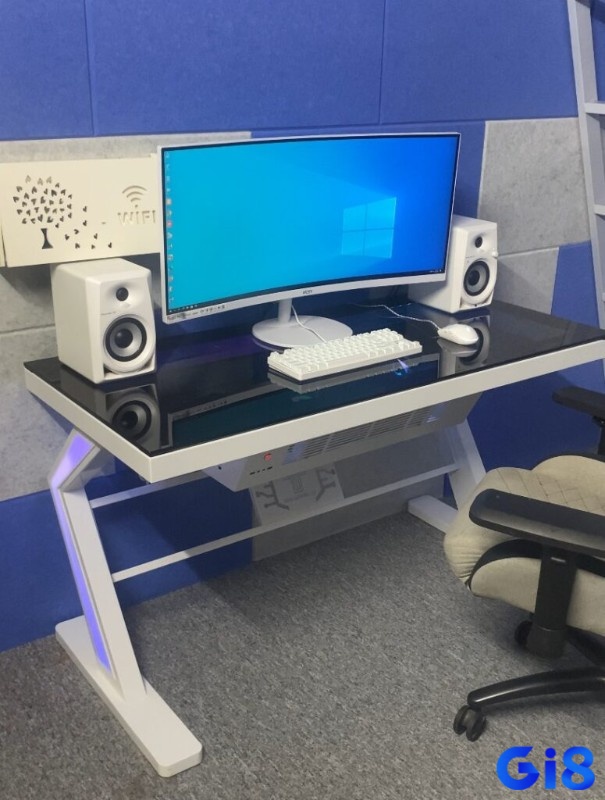 Bàn PC gaming tích hợp quản lý dây cáp gọn gàng và phụ kiện tiện ích.
