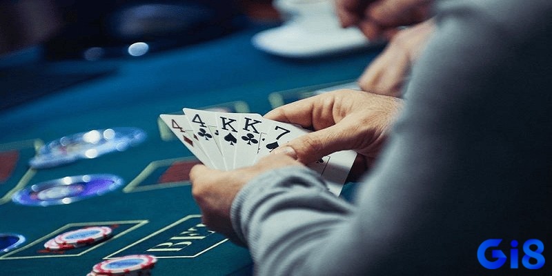 Ghi nhớ bài đã đánh và phán đoán bài đối thủ để ra quyết định chính xác.