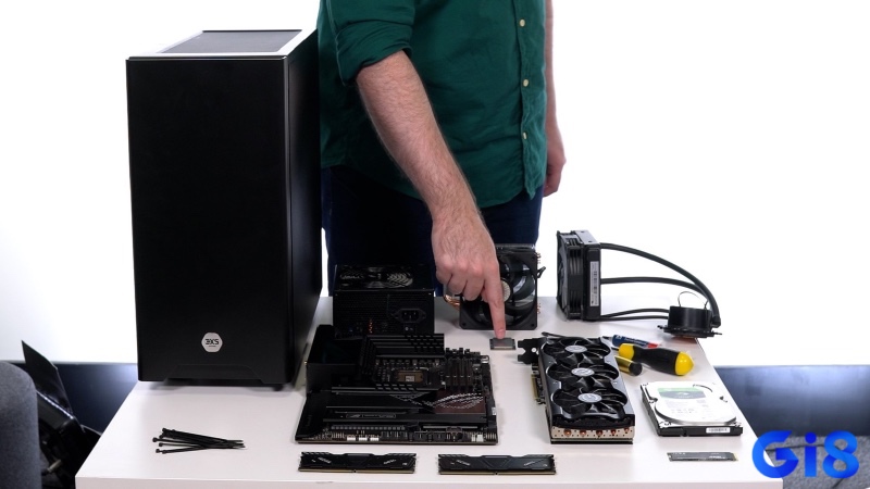 Tự build PC chơi game cho sự tùy chỉnh tối đa nhưng đòi hỏi kiến thức và kinh nghiệm.